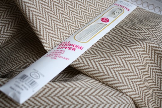 A 24" zipper in a neutral color. 