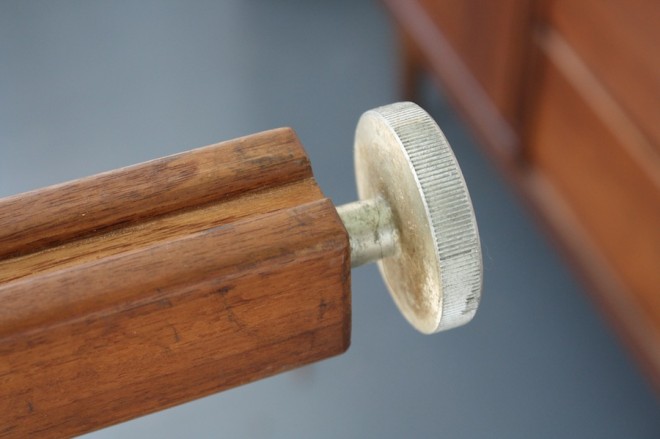 Mid-century table feet; how cute.