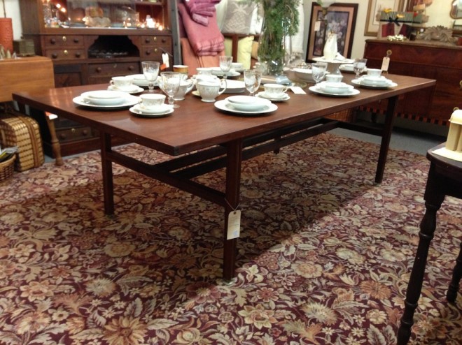Ah hah, I spy a beautiful mid-century mahogany table beneath that china.